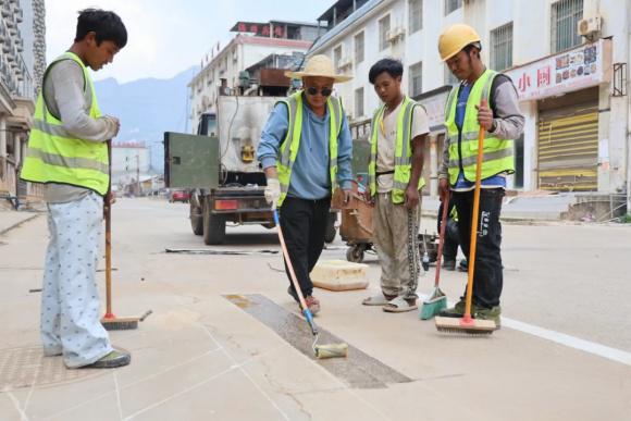 果敢老街市城区翻新道路标线 确保出行畅通