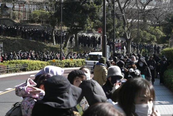 日本民众落泪向中国致歉